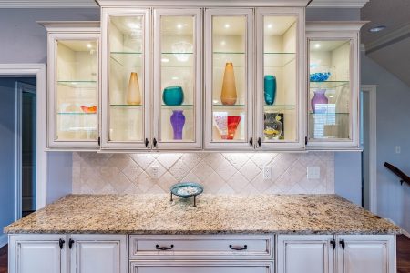 5 Benefits of Choosing Glass Doors for Your Kitchen Cabinets