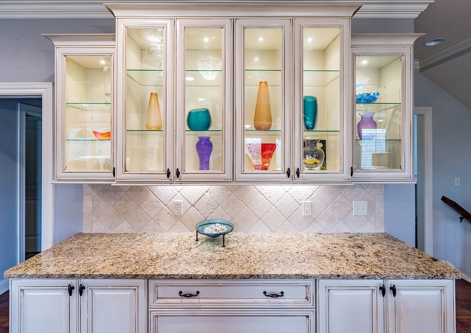 5 Benefits of Choosing Glass Doors for Your Kitchen Cabinets